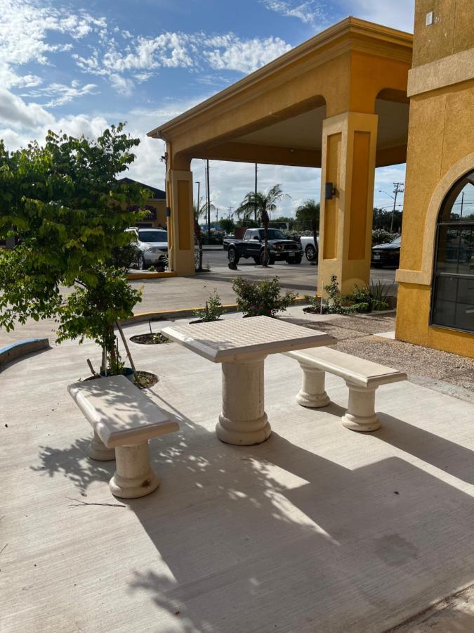 Los Fresnos Inn&Suites Exterior foto